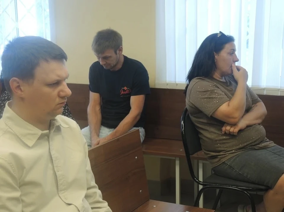 Обвиняемый Роман Черепанов (крайний слева), а также родители умершего Тимофея - папа в центре и мама справа.