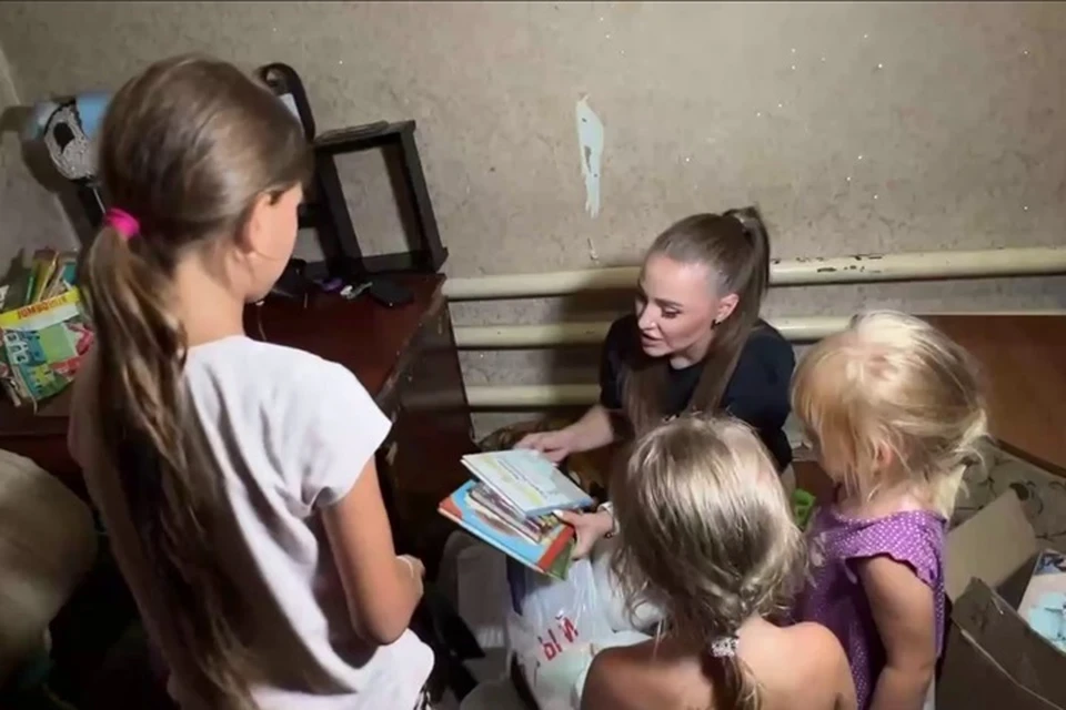 К представителям Народного фронта ЛНР обратилась мать девятерых детей из поселка Широкое с просьбой восстановить местный Дом культуры. Фото - скрин из видео Народного фронта ЛНР