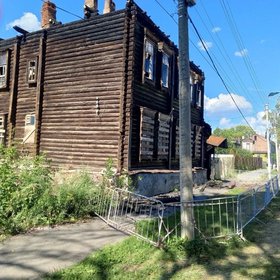 Пострадавший от пожара дом должны привести в порядок