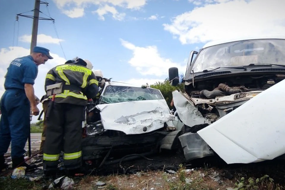 24 июля в ЛНР на трассе Александровск-Екатериновка врезались автомобили Opel Kadett и ГАЗель. Фото - МЧС ЛНР