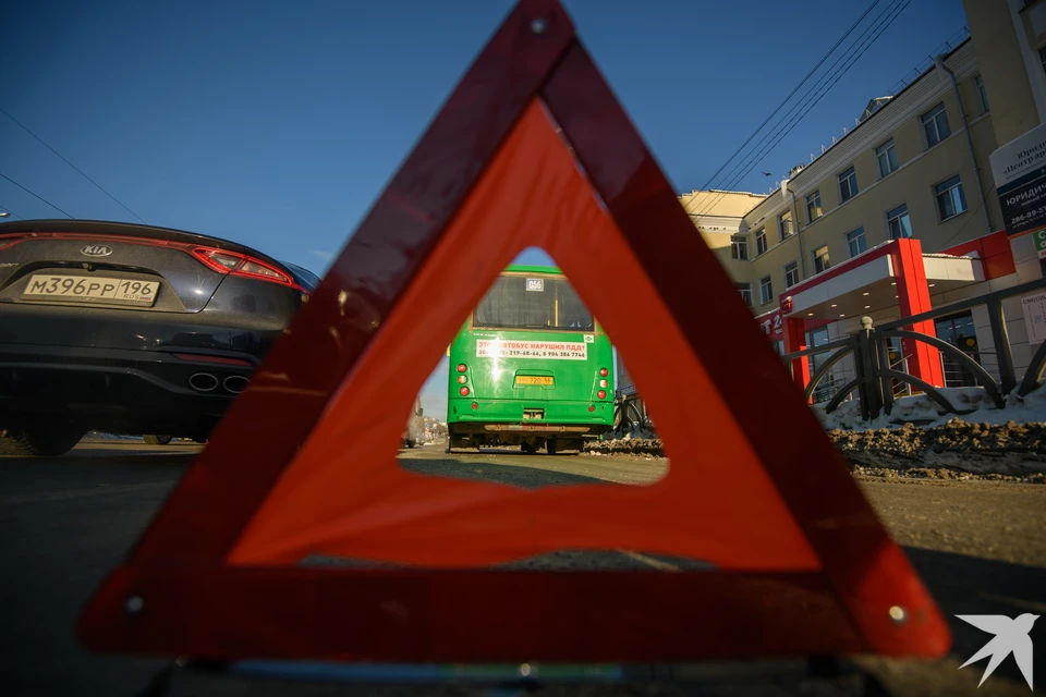 На данный момент сотрудники ДПС устанавливают личности участников аварии
