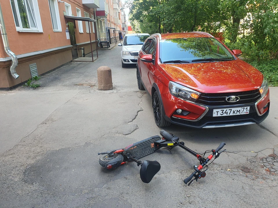 В Узловой несовершеннолетний водитель мопеда врезался в автомобиль Lada