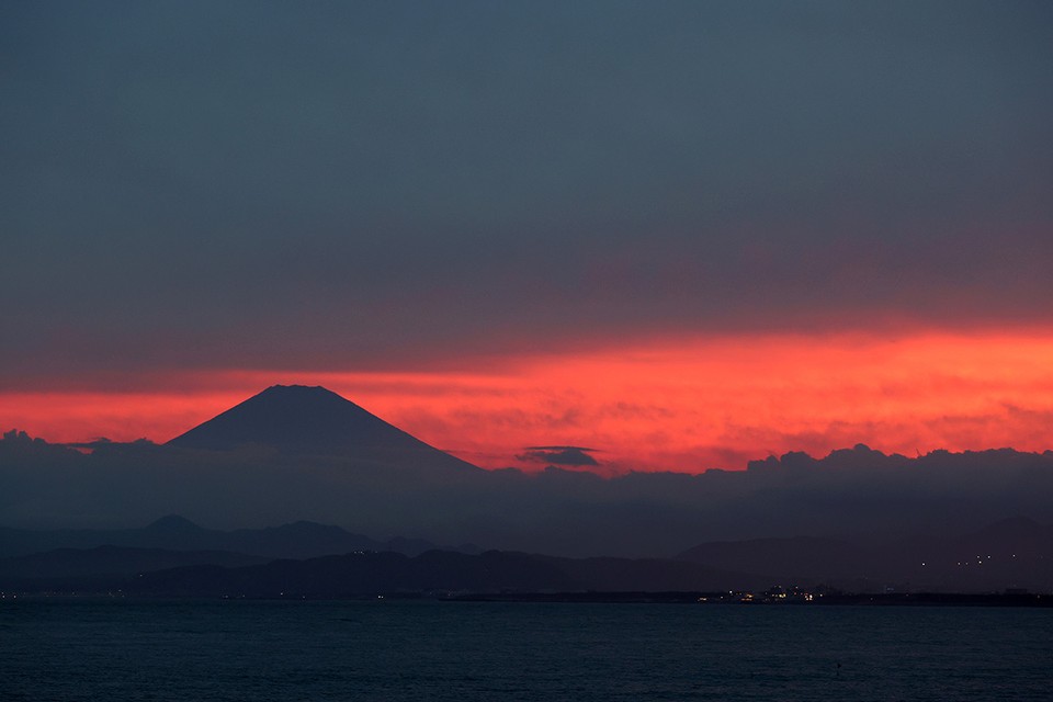 Сугробы из пепла и опустевший город: В Японии оценили последствия извержения вулкана Фудзи