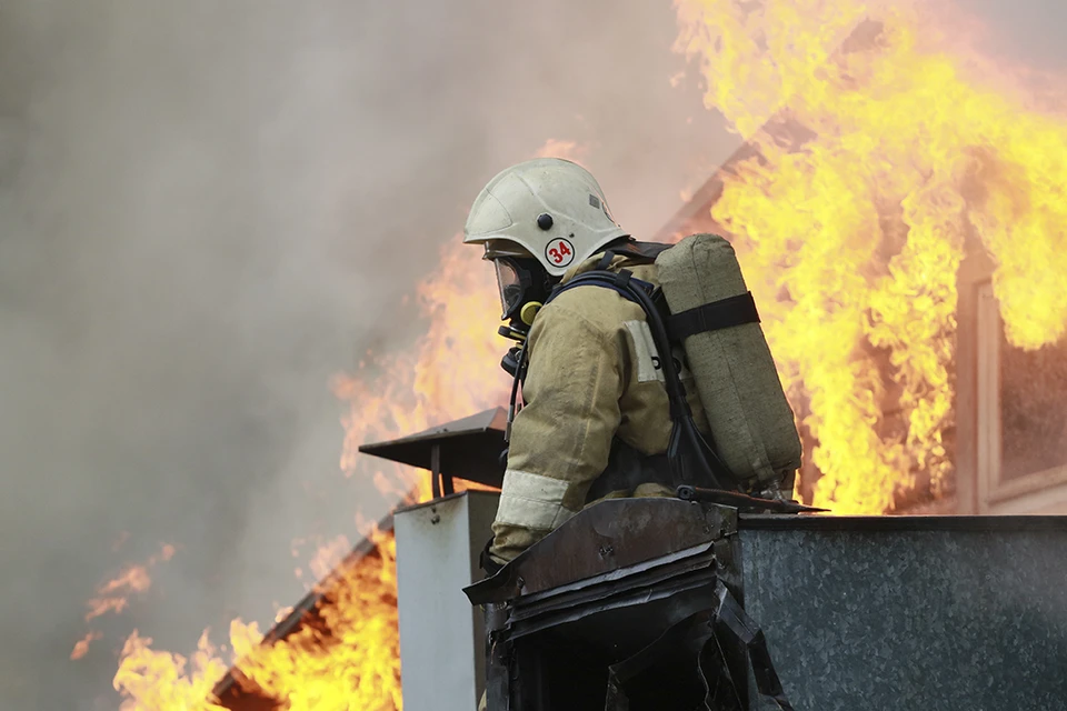 В Курской области возникло возгорание на нефтебазе после атаки украинских БПЛА. Фото носит иллюстративный характер.