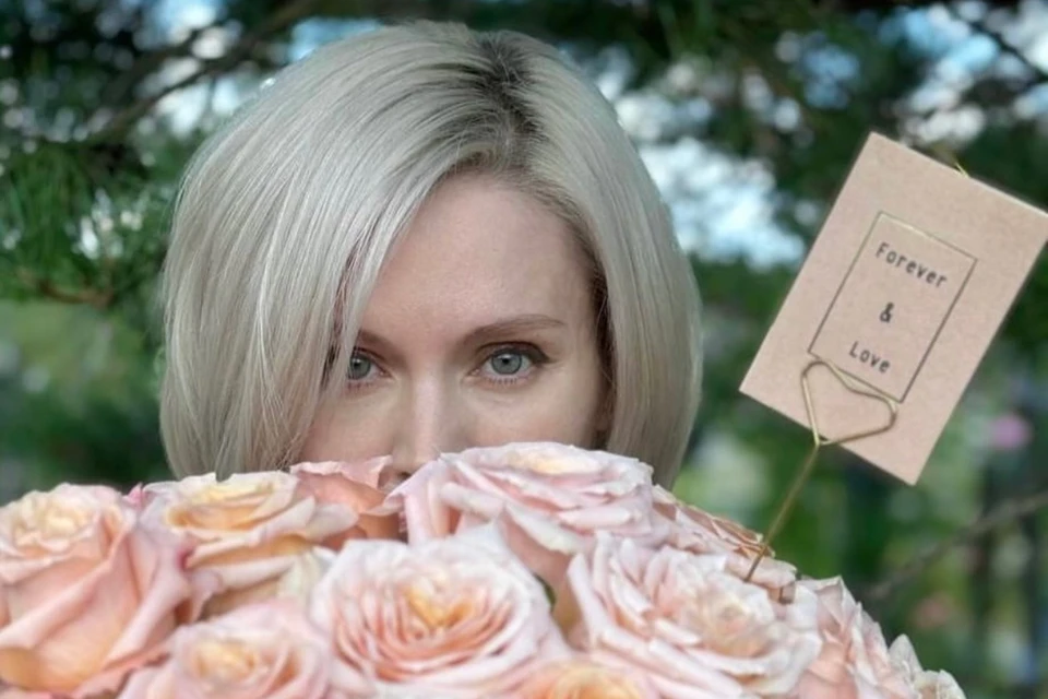 Спустя год после ухода из жизни Александра Рудина певица вышла на связь, опубликовав фото с букетом роз
