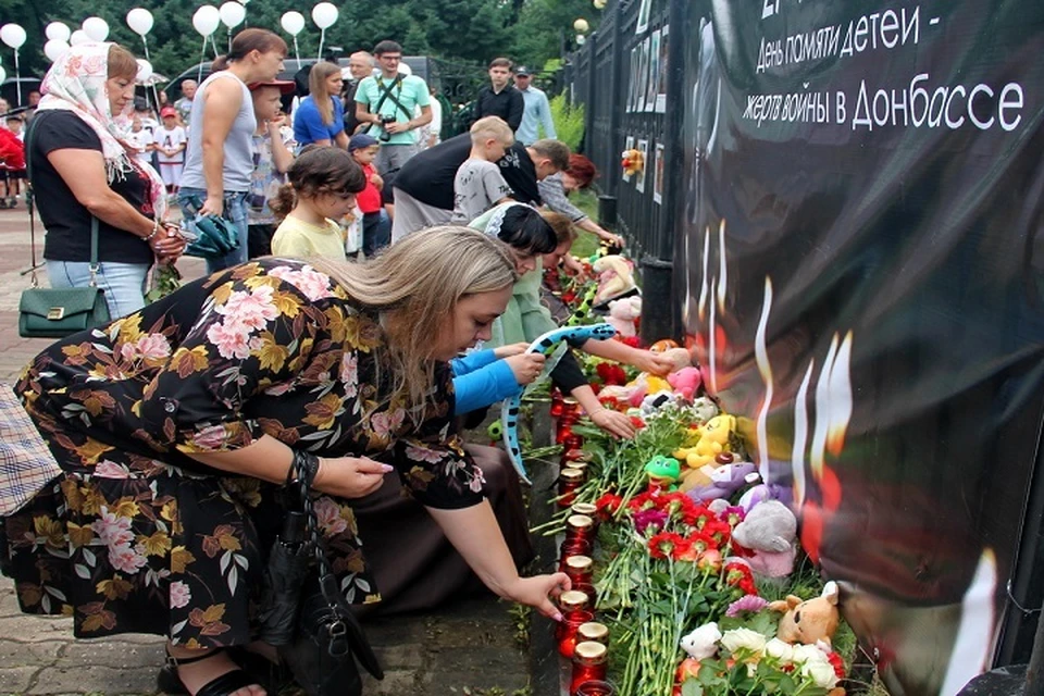 К импровизированному мемориалу возлагали цветы, игрушки и свечи