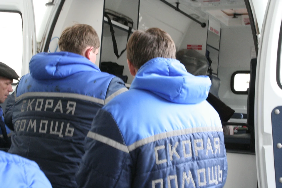 В момент аварии, в машине находились двое мужчин. Оба получили травмы и были доставлены в больницу