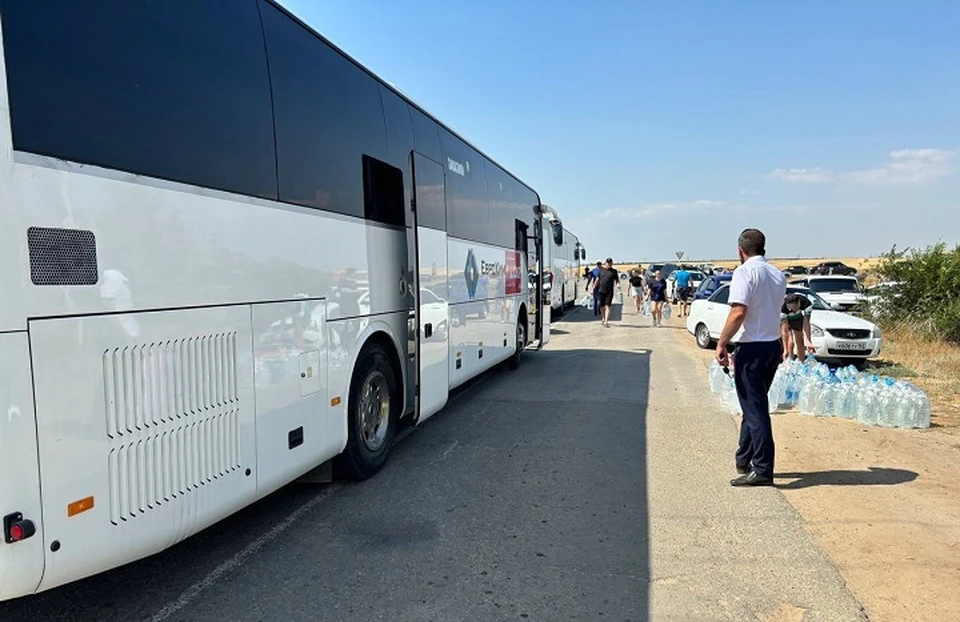 Пассажиров перевозят в пункты временного размещения: Фото: администрация Котельниковского района.