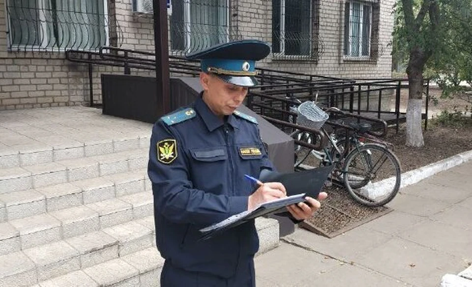 Выждав положенный срок, пристав составил на неплательщика протокол. Фото: ГУ ФССП России по Херсонской области