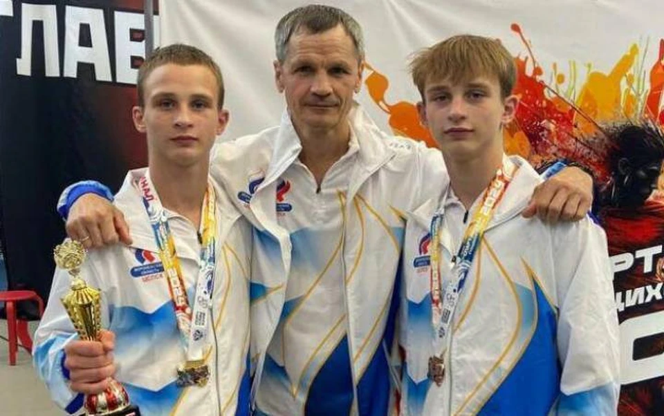 Иван Крюков (слева) и его брат Николай (справа) привезли из Ульяновска медали.
