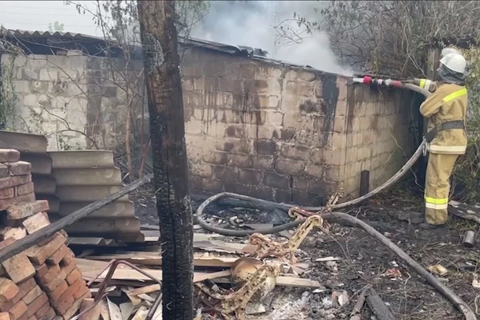 Во дворе частного дома в селе Крымское на улице Ворошилова произошел крупный пожар. Фото - МЧС ЛНР