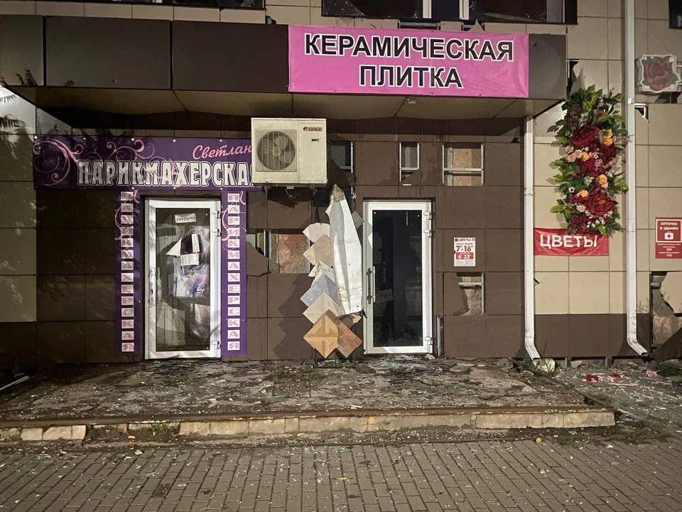 В результате атаки повреждены жилые дома и магазины.
