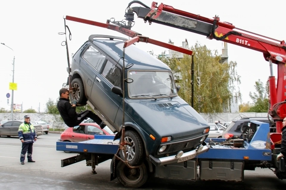 С улиц Ульяновска продолжают убирать брошенные и разукомплектованные автомобили. Фото архив КП