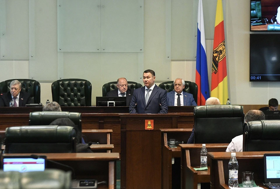 Губернатор в областном парламенте.