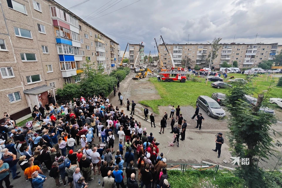 Горожане приносят розы к ленте, которая ограждает место ЧП