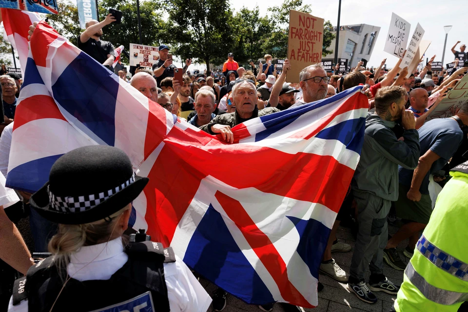 Британцы вышли на протесты после нападения на учениц танцевальной школы мужчины с ножом.