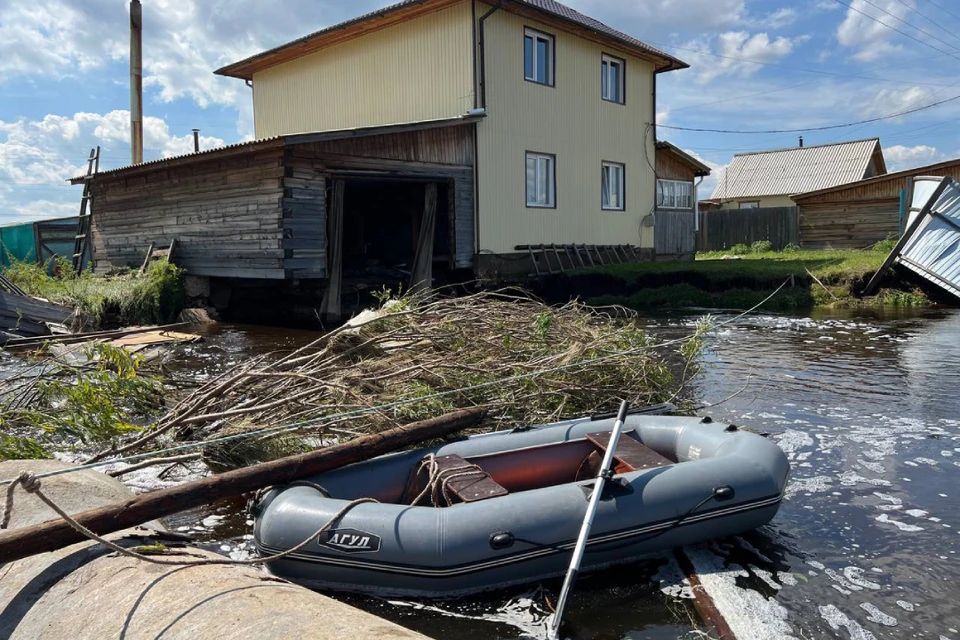 Паводок затопил огороды и жилые дома. Фото: тг-канал главы республики Бурятия Алексея Цыденова.
