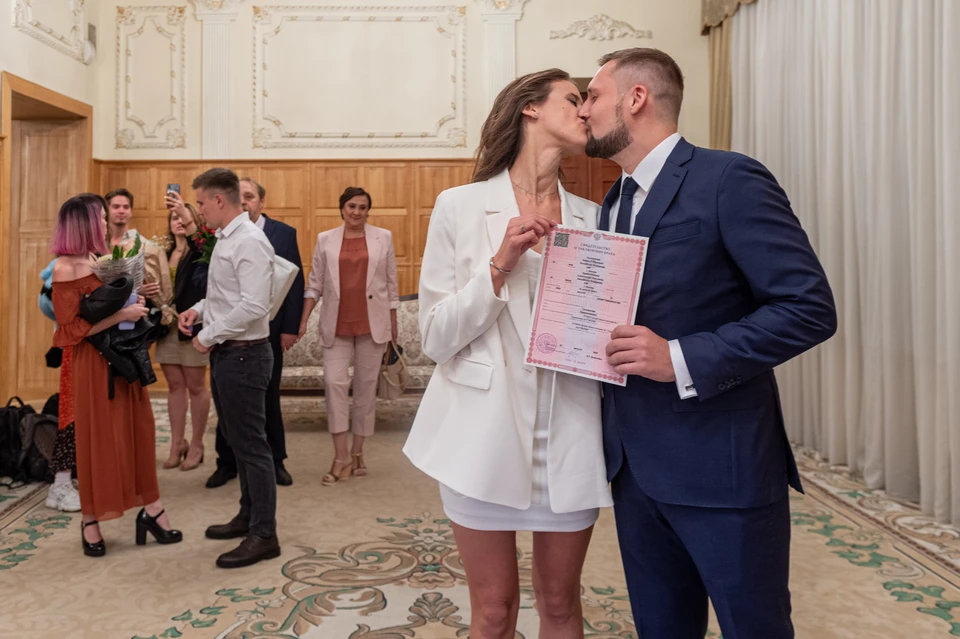 За неделю 100 пар узаконили отношения, и 49 семей оформили развод.