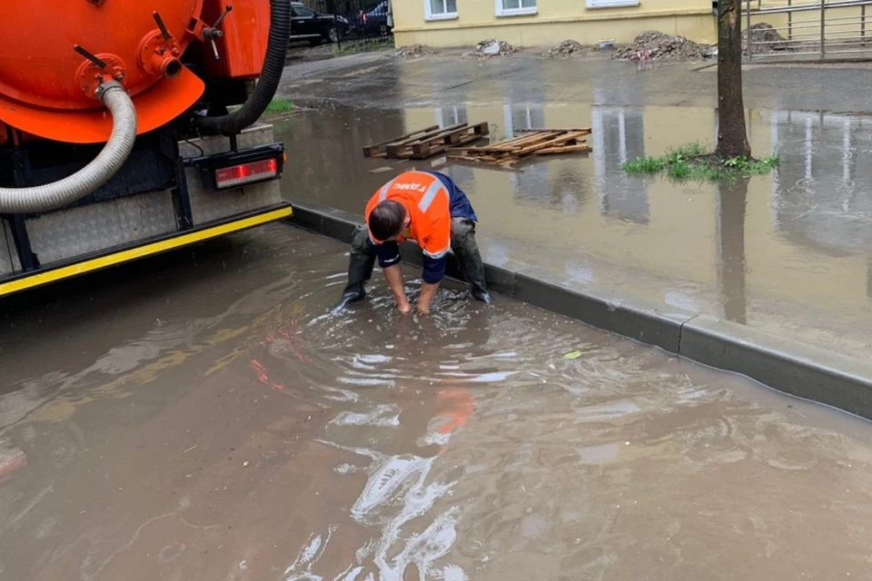 Подрядчики чистят ливневые решетки и водоотводы от мусора. Фото: киров.рф