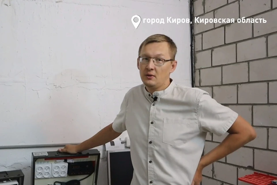 Михаил Зубарев с командой единомышленников собирает новые устройства для бойцов еженедельно. Внутри каждой станции не только инструкция, но и иконка. Фото: Кировское отделение Народного фронта