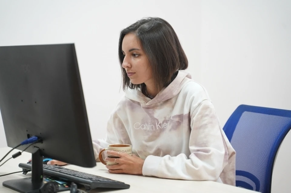 Работать за компьютером следует сидя за столом