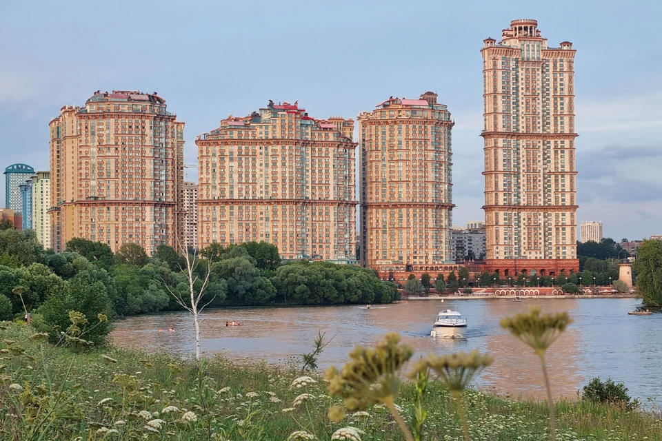 Набережная здесь максимально с сохраненной природой