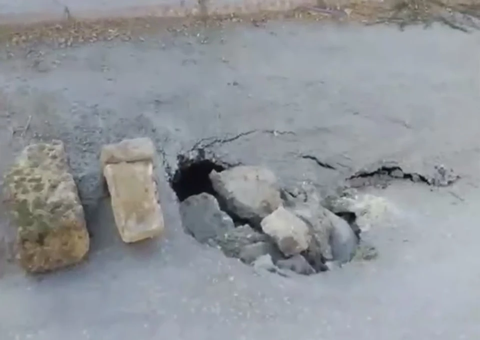 Очевидцы сняли на видео провалы, которые появились в относительно недавно уложенном асфальте. Фото: кадр из видео ОНФ