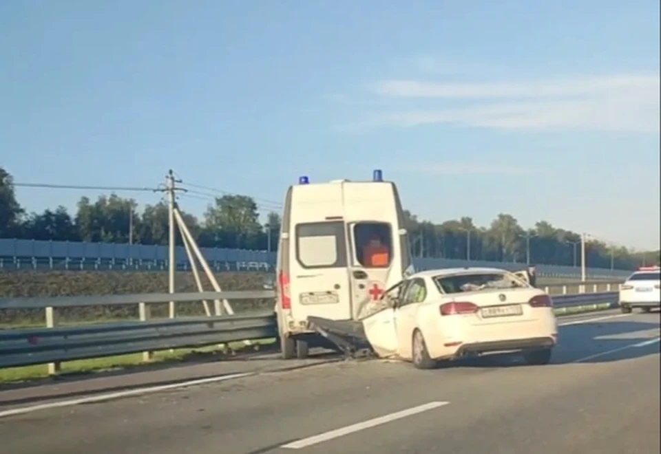 Легковушка протаранила скорую помощь на Мурманском шоссе. Фото: читатель «Комсомольской правды в Петербурге»