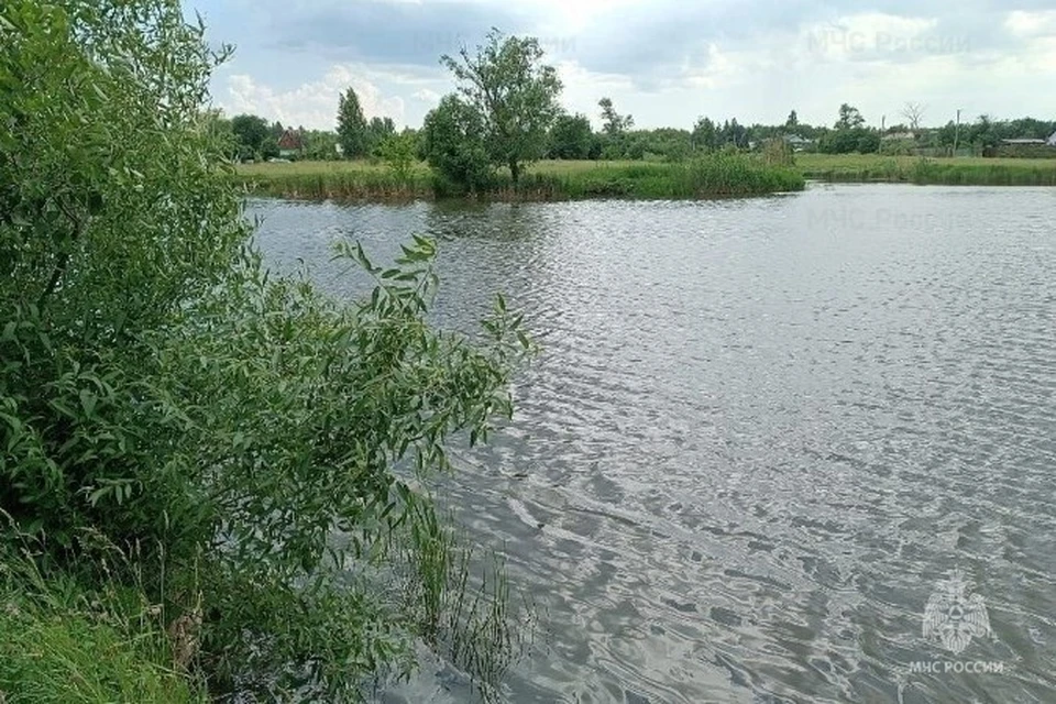 Тело женщины из воды достали спасатели