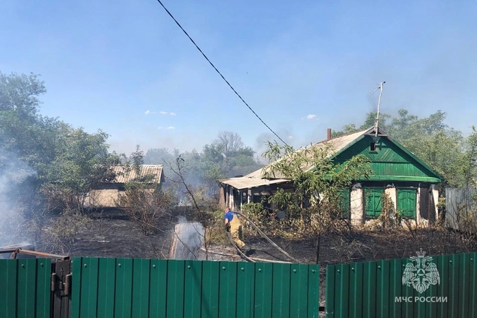 В хуторе Федоровка огонь по траве подошел к дому и хозпостройкам. Фото: пресс-служба управления МЧС России по Ростовской области