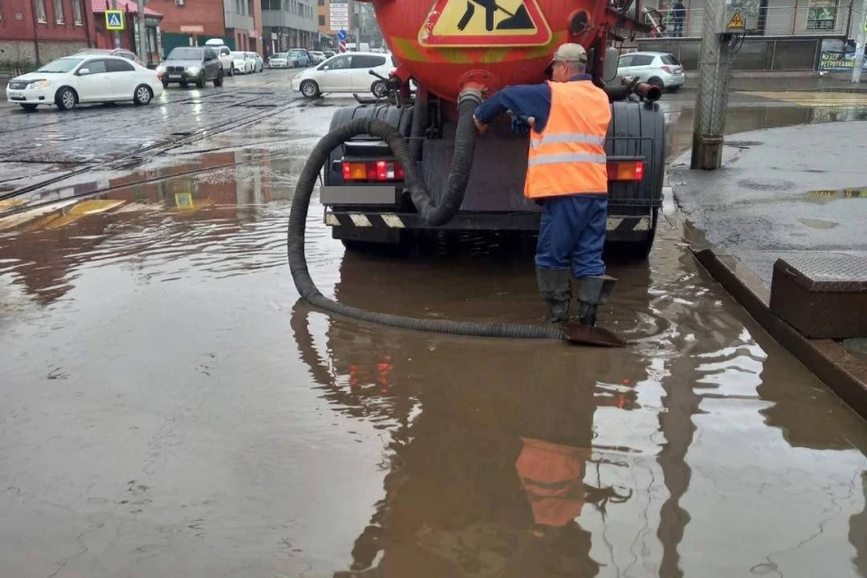 Из-за дождей подрядчики начали откачивать воду с улиц Иркутска