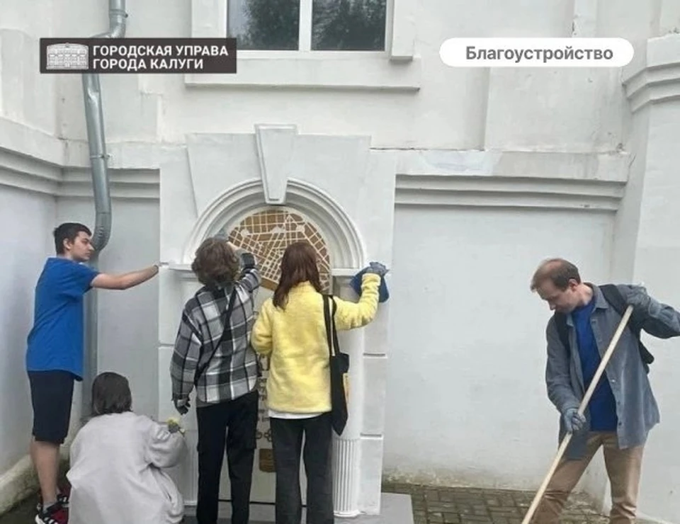 Памятник находится у стен Свято-Лаврентьева монастыря