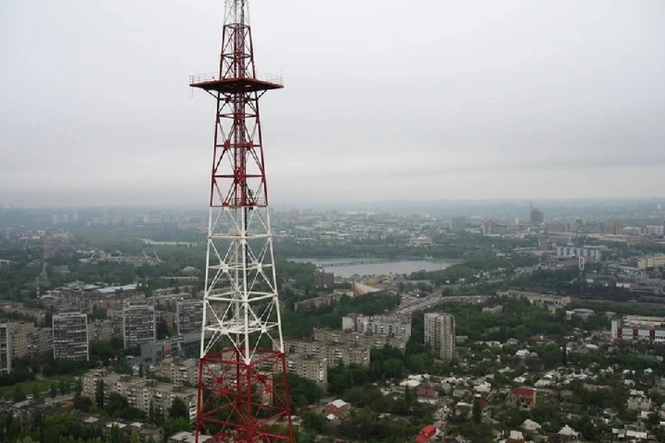 В мае осколки от снарядов уже задели канат оттяжки передающей станции. Фото: donjetsk.com