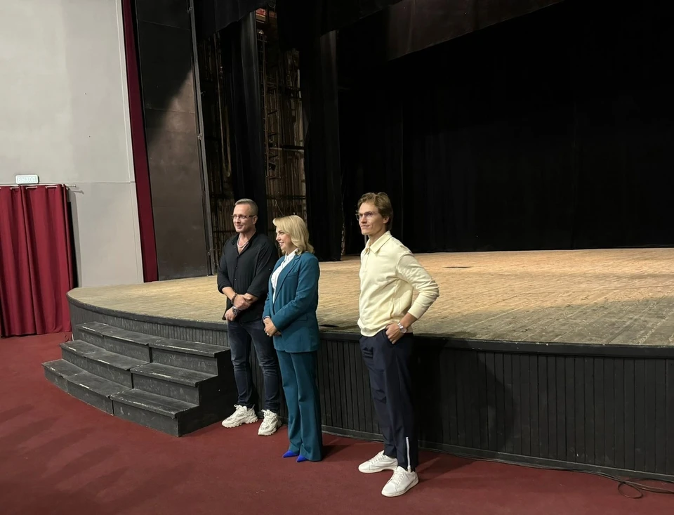 Мария Мазур представила коллективу театра нового главного режиссера Максима Иванова.