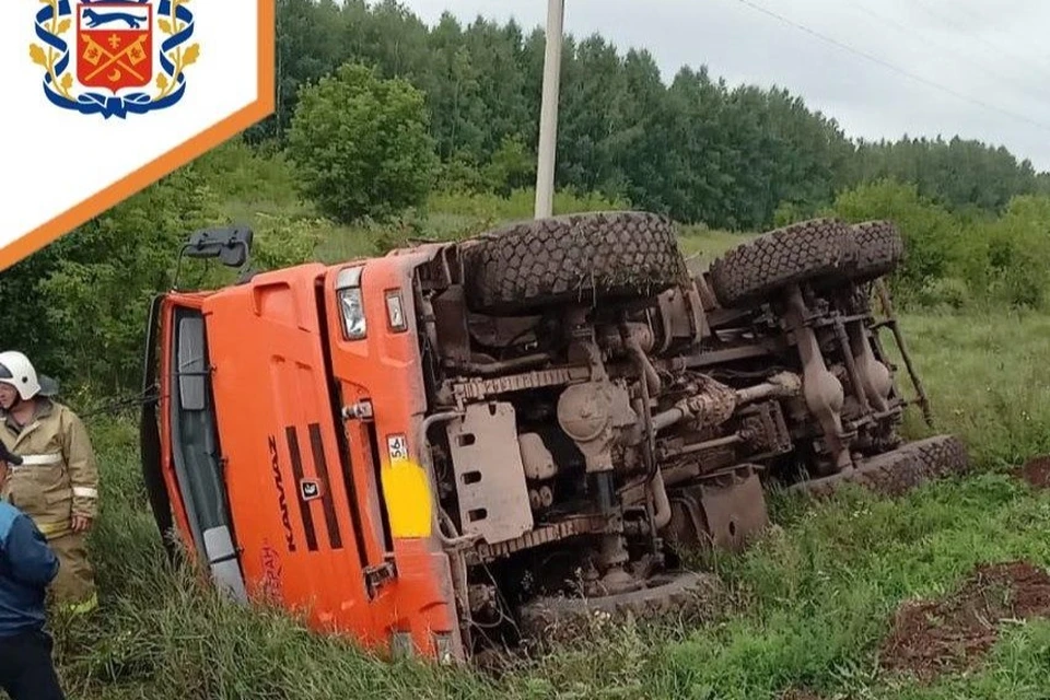 Спасатели извлекли мужчину из кабины и отключили батареи аккумулятора. Фото: Департамент ПБ и ГЗ Оренбуржья