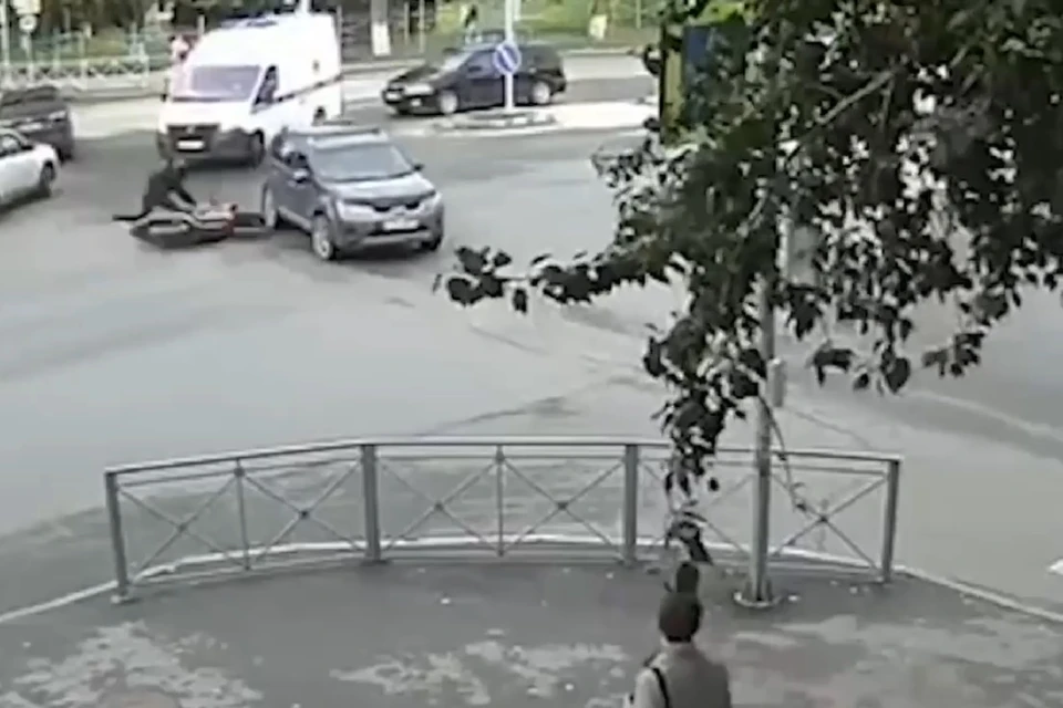 В Новосибирске мотоциклист на полной скорости влетел во внедорожник Mitsubishi. Фото: стоп-кадр с видео
