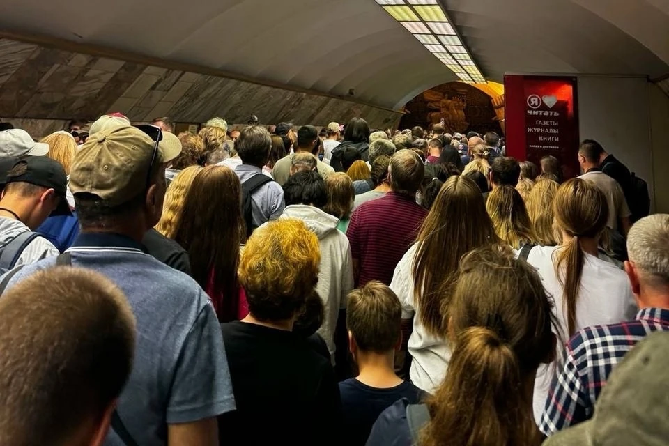 Пассажиры метро Петербурга встали в огромные пробки вечером 16 августа из-за закрытия «Достоевской» и «Спасской». Фото: vk.com/21kvartal_sd