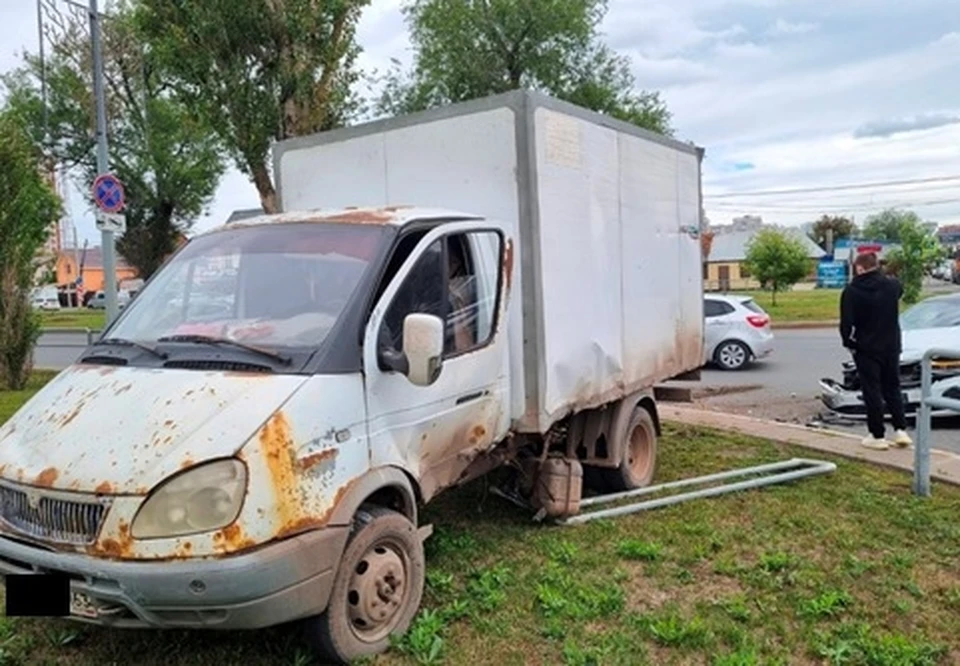 Полицейские выясняют все подробности аварии.