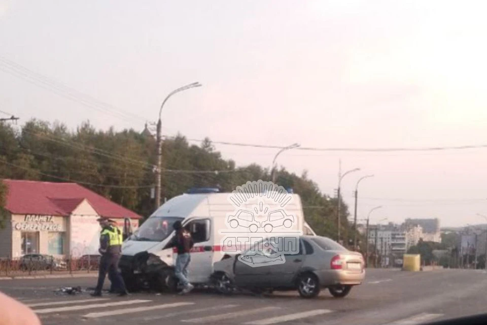 Авария случилась на улице Кооперативной, когда в медицинскую машину врезалась легковушка. Фото: Мурманск Дтп Чп / t.me/murmansk_chp