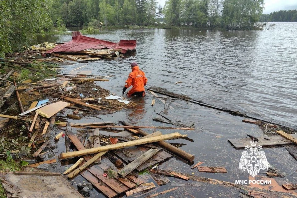 Пострадавшим из-за прорыва дамбы в поселке Шавань начали приходить выплаты. Фото: пресс-служба МЧС по Республике Карелия