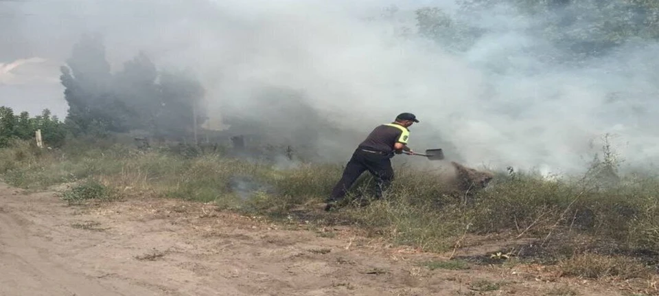 Херсонской полиции уже не впервой оказывать помощь населению в тушении пожаров. Фото: ГУ МВД России по Херсонской области.