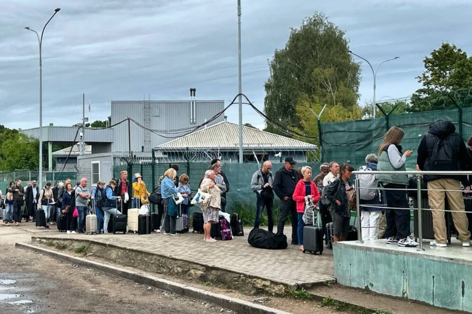 Пересечение границы теперь может занять до 7 часов. Фото: чат "Граница Нарва-Ивангород"/tg