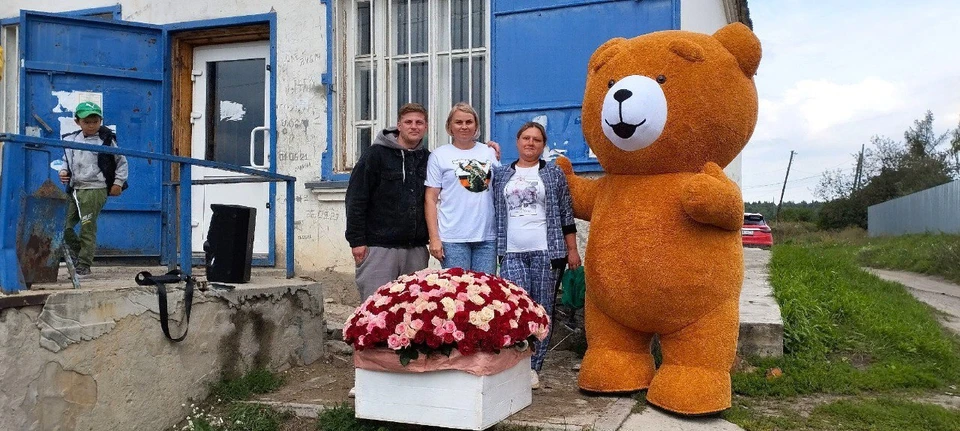 В Инзенском районе девушка бойца СВО получила огромную корзину роз в свой день рождения. ФОТО: тг-канал филиала фонда "Защитники Отечества" УО