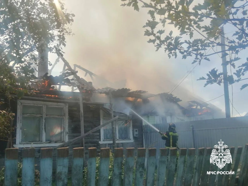 Пожарные тушили дом в Удомле. Фото: МЧС