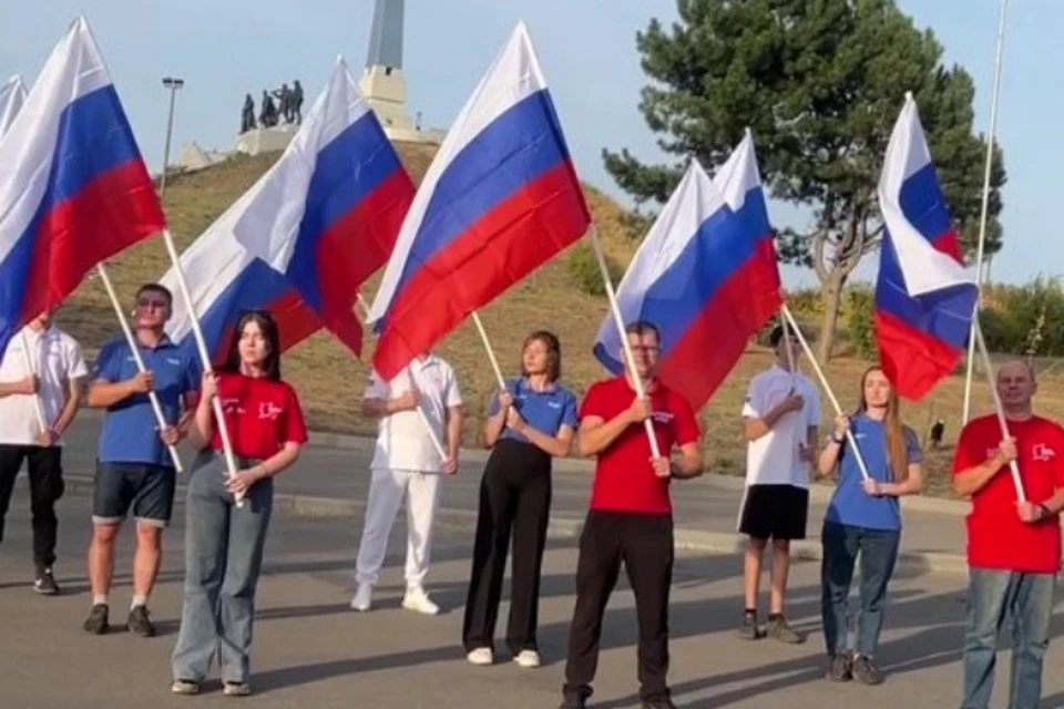 Активисты Народного фронта в Луганске отметили День Государственного флага РФ флешмобом. ФОТО: Народный фронт (скриншот)