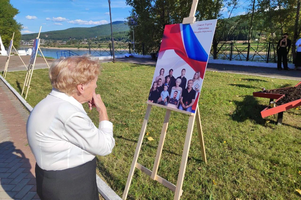 Фотовыставку «Навечно в строю» в память о бойцах СВО открыли в Усть-Куте. Фото: тг-канал мэра Усть-Кутского района Сергея Анисимова.