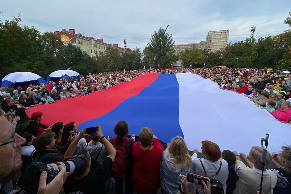 Сотни рук развернули в центре Мурманска триколор размером 20 на 10 метров.