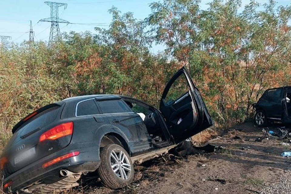 28 августа в 6:05 в ЛНР на трассе Краснодон-Свердловск столкнулись автомобили Audi и Nissan Juke. Фото - МЧС ЛНР