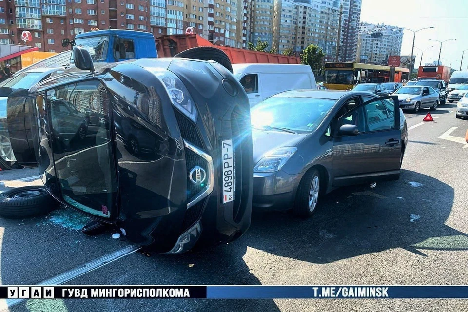 В Минске женщина-водитель Toyota при перестроении врезалась в Nissan. Фото: телеграм-канал УГАИ ГУВД Мингорисполкома