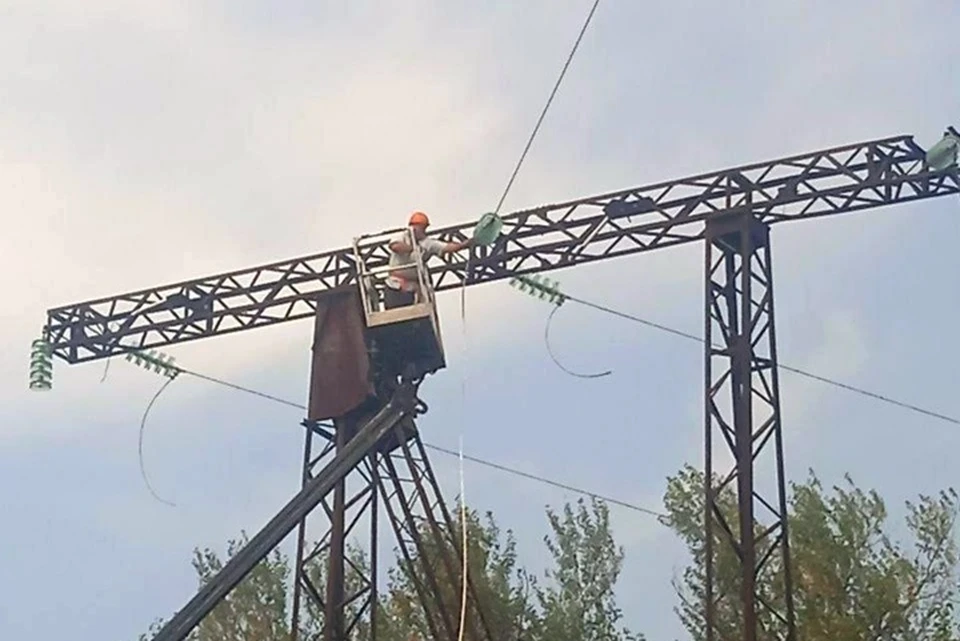 В поселке Станица Луганская энергетики «РСК» привели в порядок воздушную ЛЭП «Газопровод — Станица Луганская». Фото - РСК